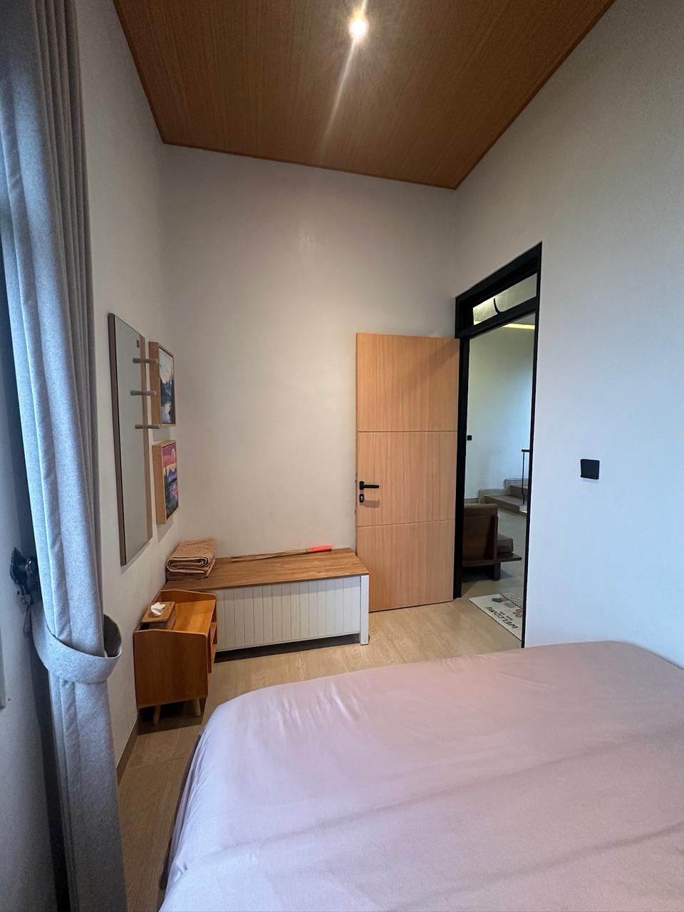 Kamar tidur dengan queen bed