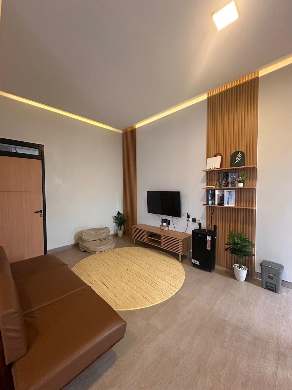 Ruang santai dengan smart TV dan area karaoke