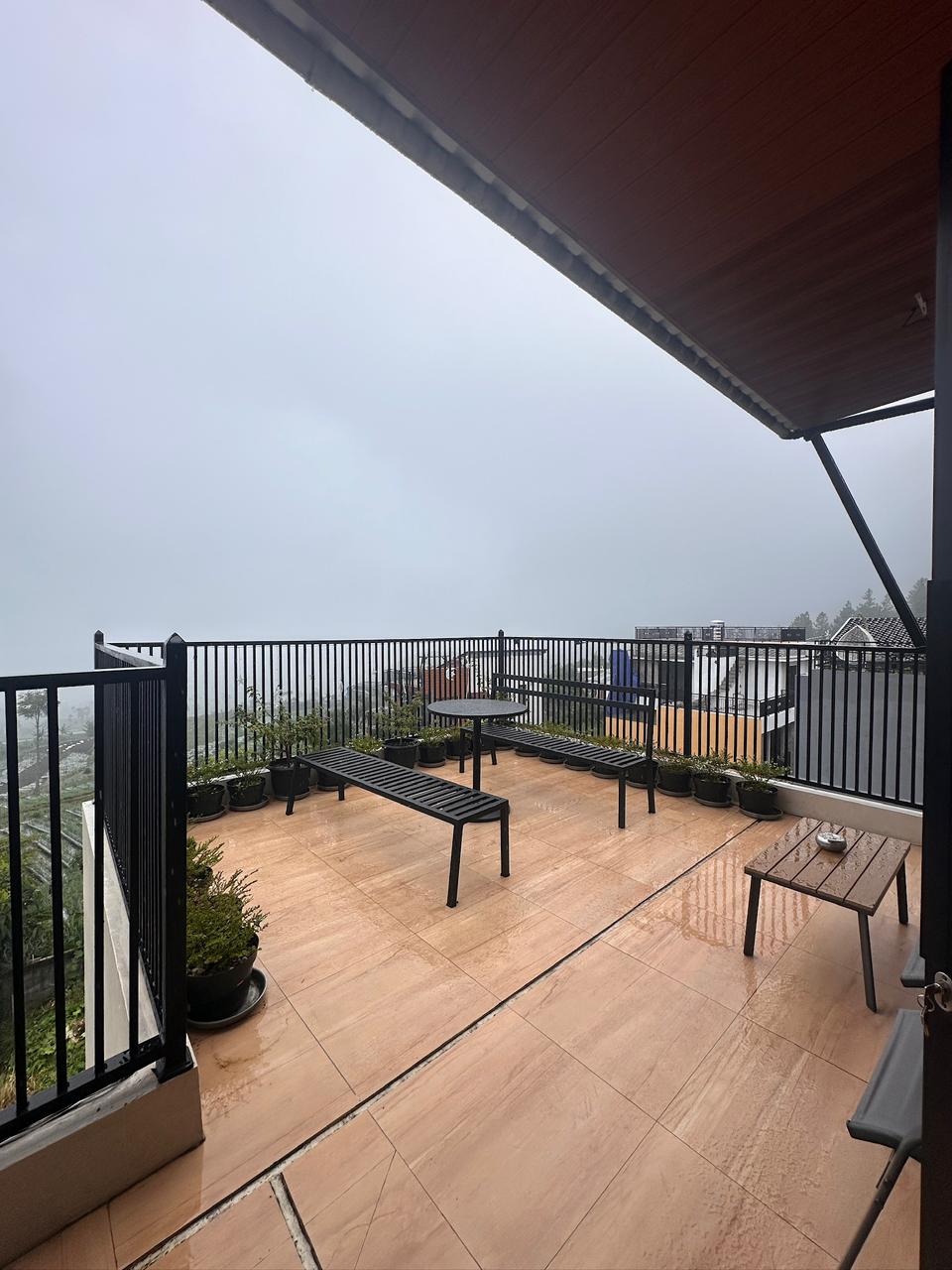 Rooftop dengan pemandangan kabut pagi di Guci